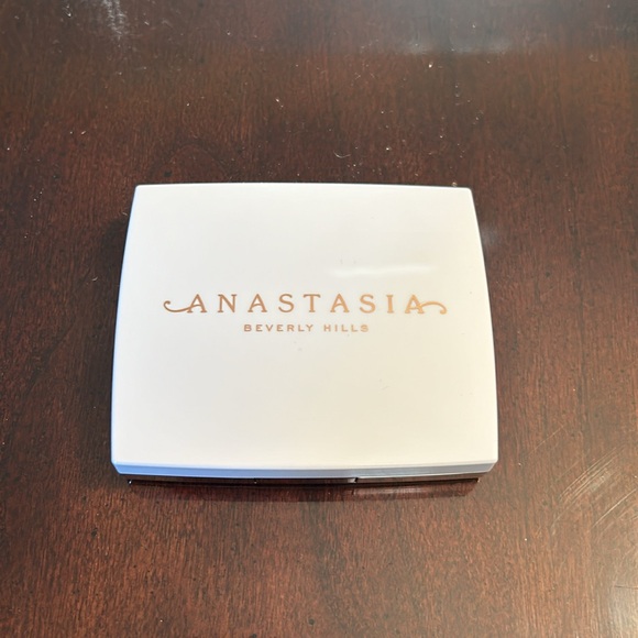 Anastasia Beverly Hills Iced Out Highlighter - Picture 4 of 5